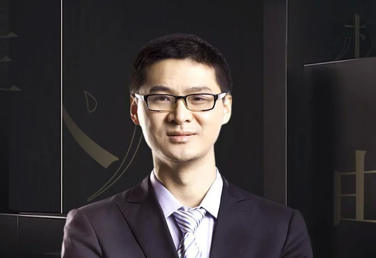 每每提到罗翔老师,脑海里总是会想起"法外狂徒"张三,或者是他常常说