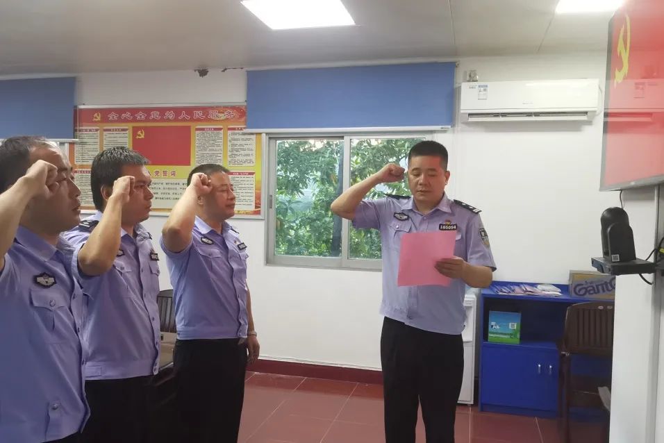 杨兴伟(右一)作为水上派出所教导员,杨兴伟同志把抓好党建作为最大的