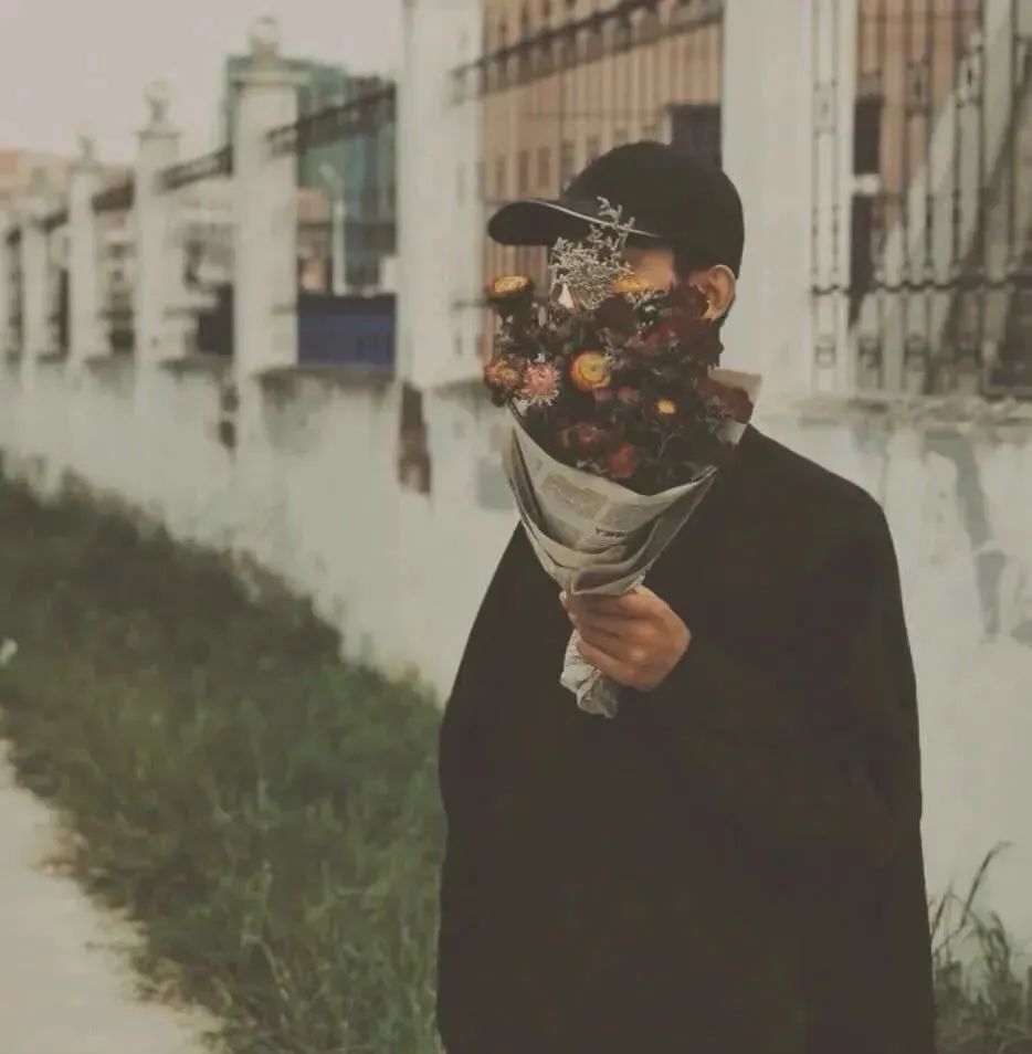 捧花头像|我将玫瑰藏于身后,时刻期待与你赴约"