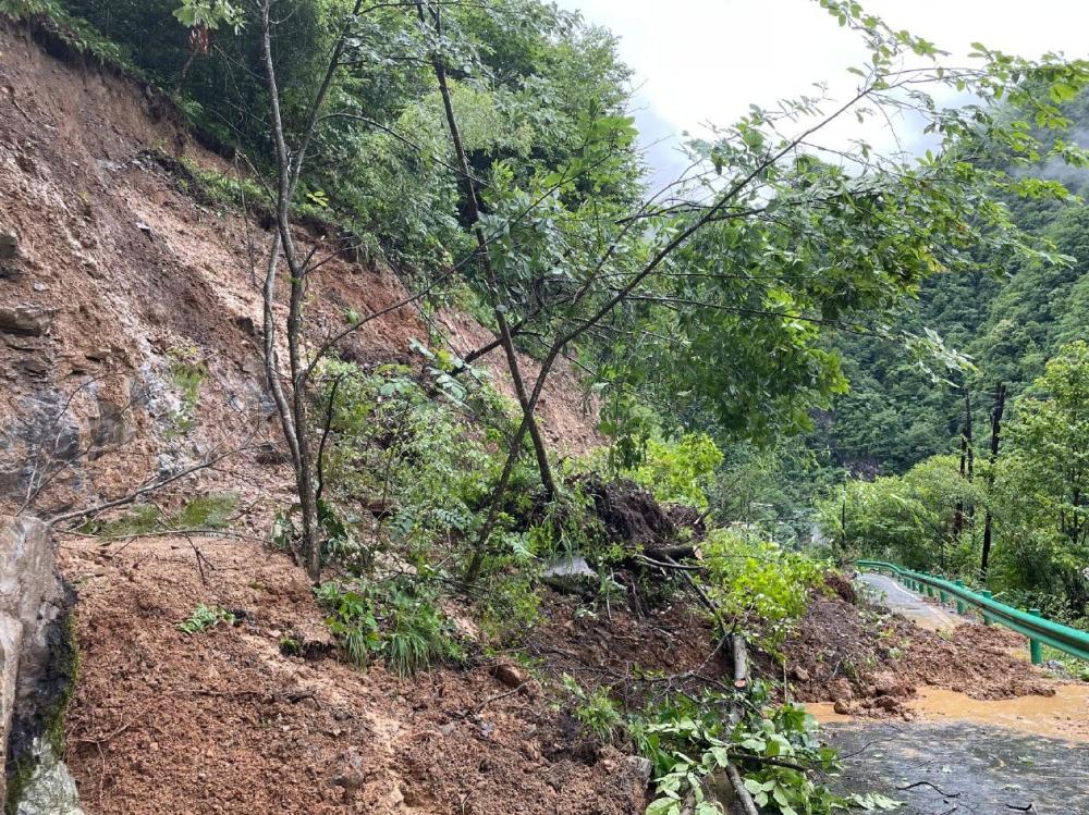 受强降雨影响陕西镇坪一路段塌方