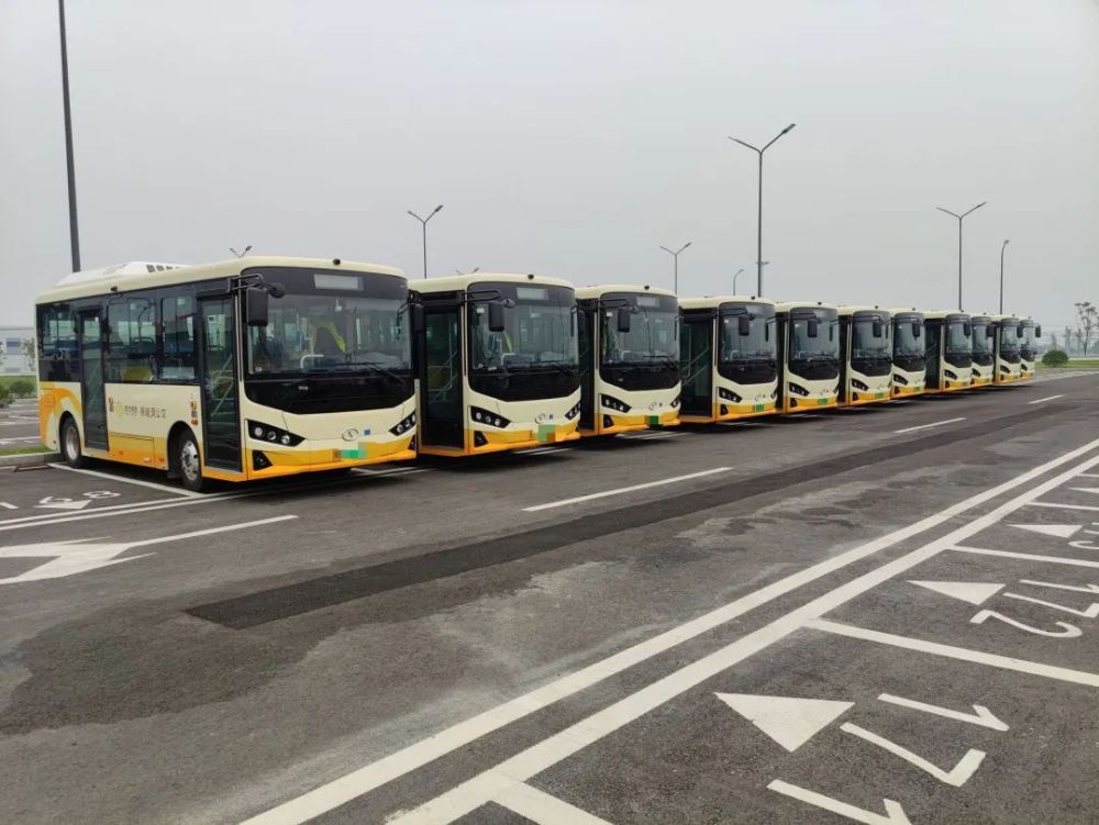 新都区继续投放67辆蜀都纯电动公交车,将使用在这些线路上