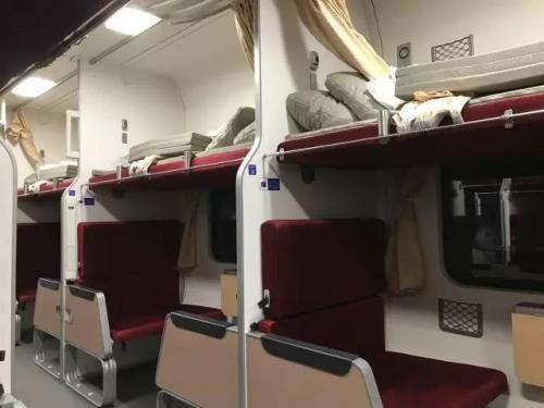 在火车上只有硬卧或者软卧,同时还有餐车和行李车.