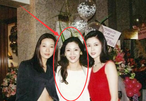 一开始弄了两三部喜剧片试水,但当时是李小龙正火的武打时代,因此