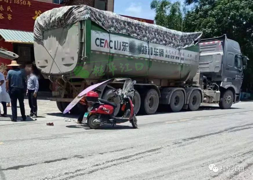 在江口镇五岔路口,一辆大车与一辆两轮车发生交通事故,现场是一辆大车