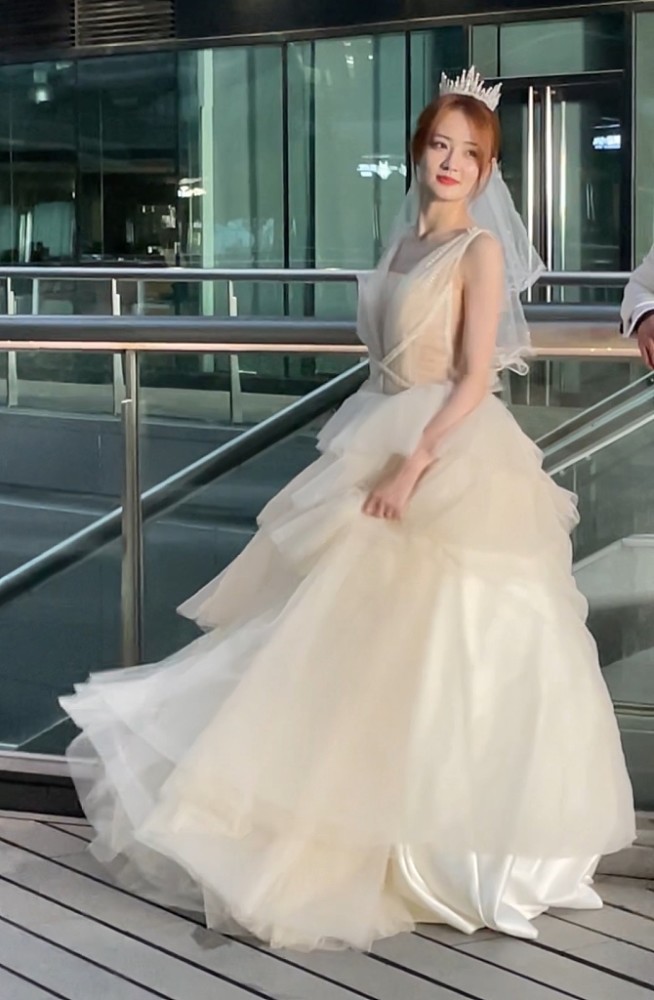 徐璐穿香槟色婚纱造型街拍,肤白貌美,笑容甜美