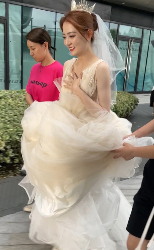 徐璐穿香槟色婚纱造型街拍,肤白貌美,笑容甜美