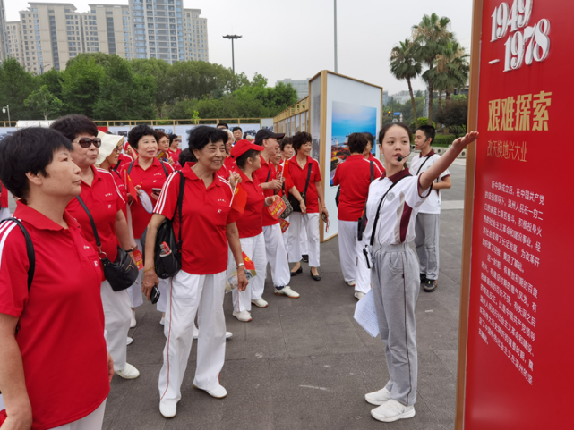 小讲解员严宸曜说,他们的第一场参展观众是市公安局叔叔阿姨们"当时