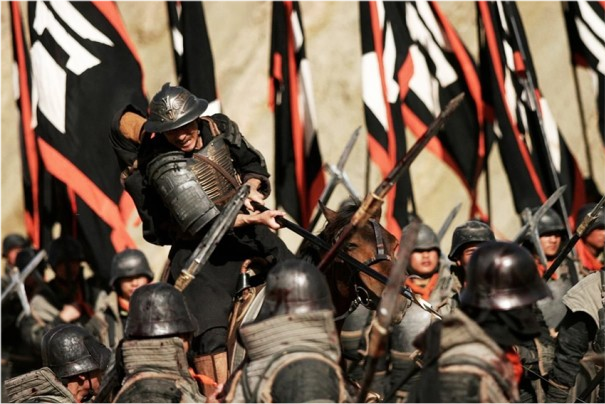 古代战场冲锋,扛旗的士兵没武器,为何不会被攻击?原因