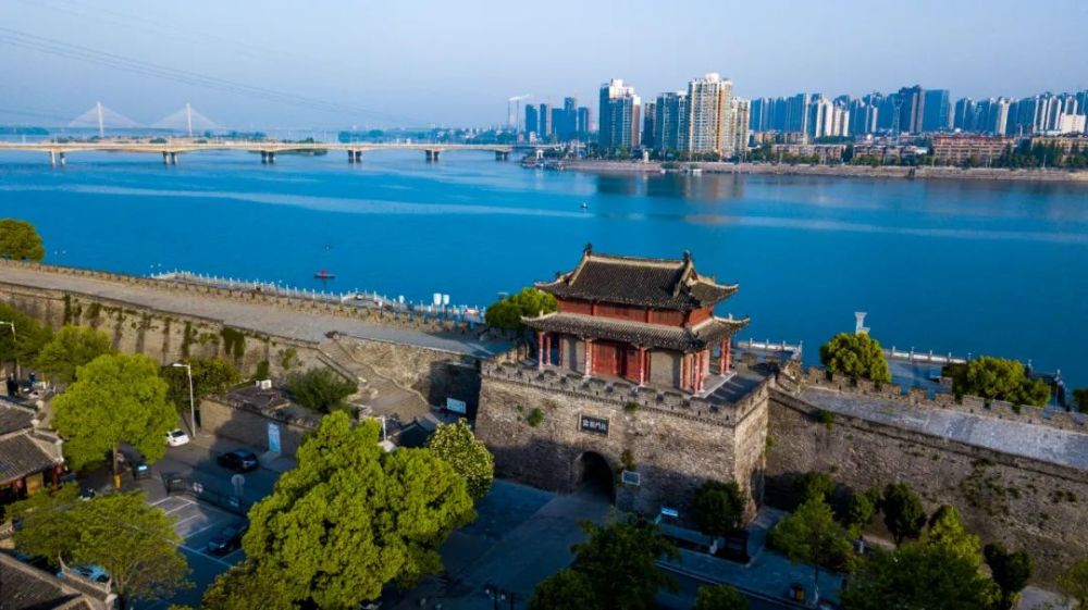 【城市名片】名称:湖北襄阳地理位置:位于中国之中——湖北西北部,汉