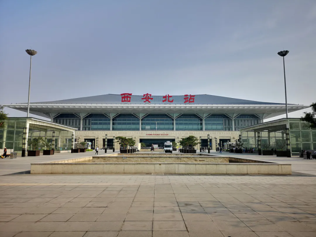 西安北站是亚洲规模最大的高铁站,共设18个站台,34个站台面,年客流量