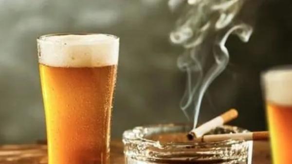 一天抽一包香烟,和一天喝两瓶啤酒相比,哪个更伤身体?