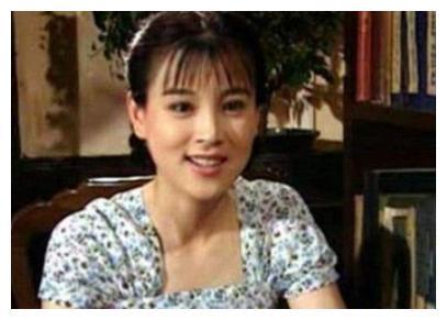22岁嫁英达弟弟,32岁心酸隐退,被抛弃的赵明明今与女儿相依为命