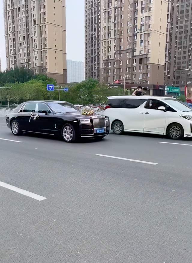 网红浩南补办婚礼排场大,劳斯莱斯达60多辆,豪宅曝光价值近千万