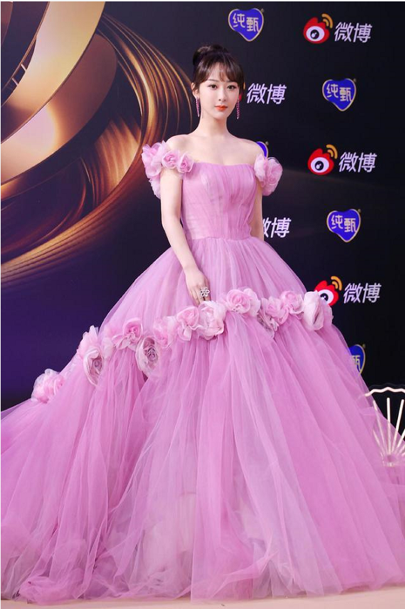 杨紫穿紫色纱裙亮相,塑造甜美小公主形象,让人十分喜爱