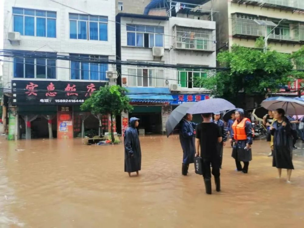 实拍渠县涨水这些人冲在了最前面