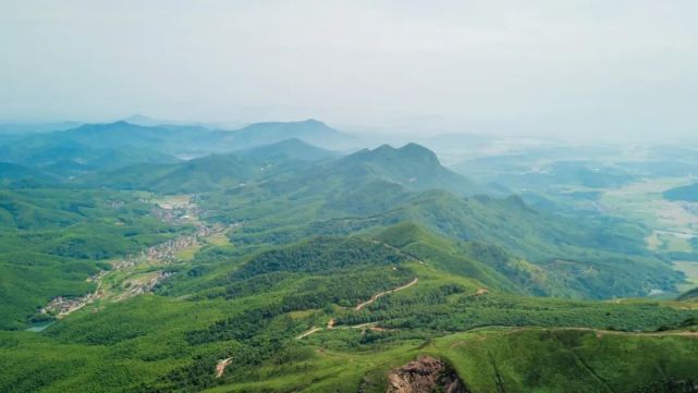 铜陵最高峰 三公山是枞阳最高峰,主峰龙王尖也是铜陵最高峰,得天