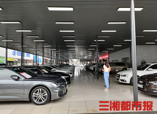 ( 7月11日,顾客在长沙二手车市场看车.
