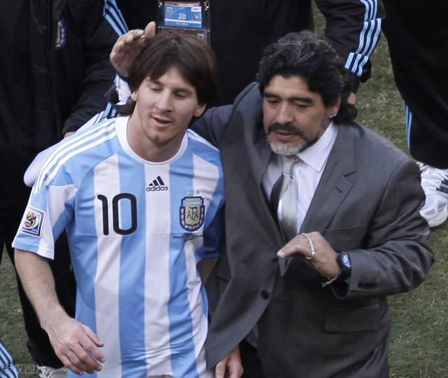 阿根廷梅西球衣是几号_阿根廷梅西球衣图片_阿根廷 球迷 烧 梅西 球衣