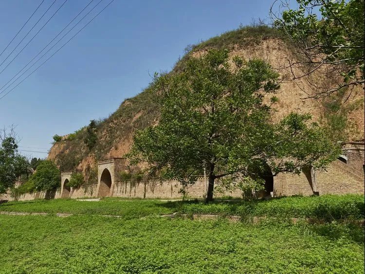 在陕西铜川耀州药王山下的一道山坳里,有一个叫"棉花库"的地方