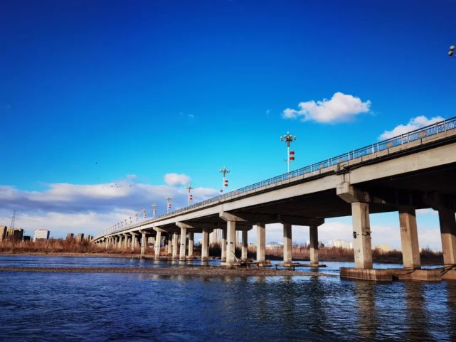 2006年12月伊犁河大桥建成通车上跨伊犁河的伊犁河大桥.