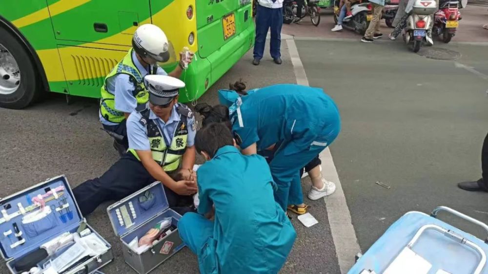 漯河一女子被公交车碾压