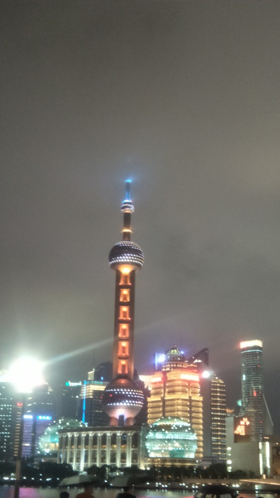 上海东方明珠附近夜景照片