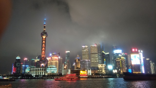 上海东方明珠附近夜景照片