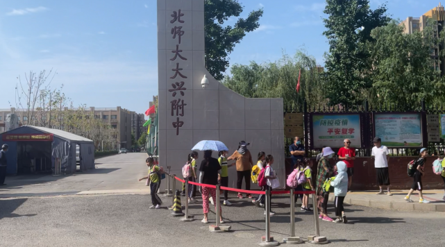 道路北侧是北京师范大学大兴附属中学东校区和御园幼儿园.
