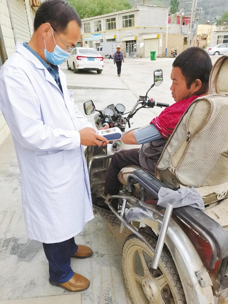 一名乡村医生的为民情怀