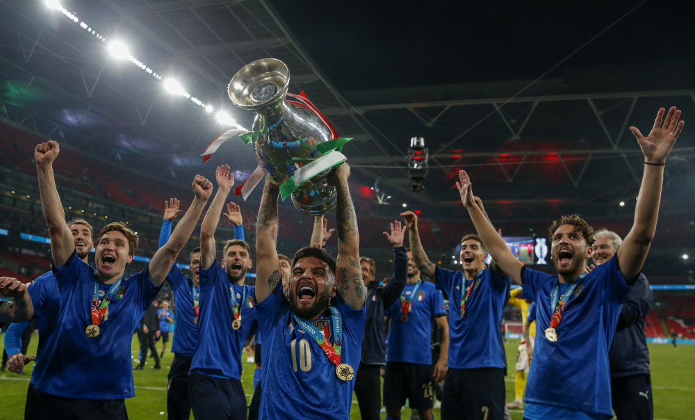 (体育)足球——意大利队夺得欧锦赛冠军(2)