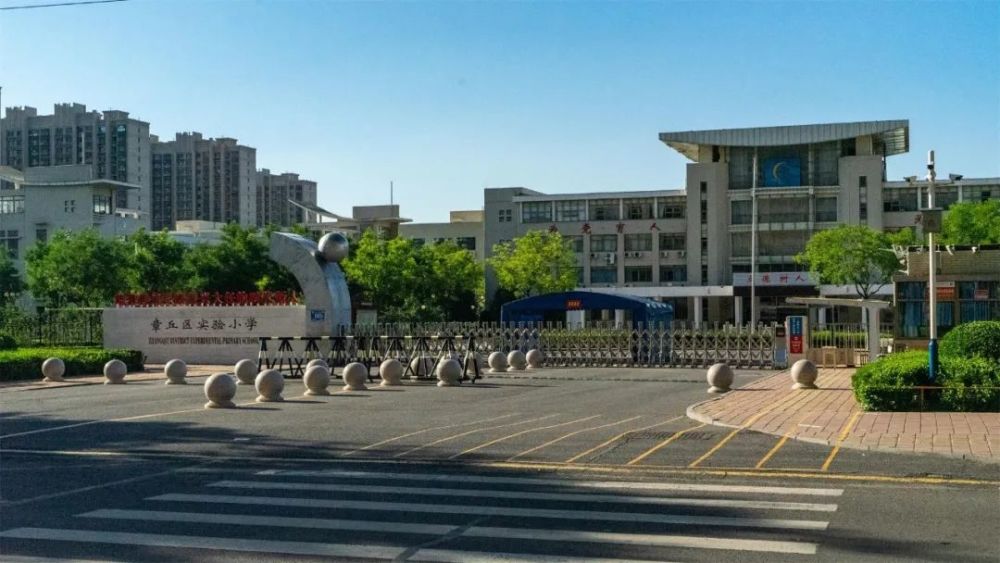 更何况还有 章丘区实验小学和实验中学的教育资源为孩子保驾护航.