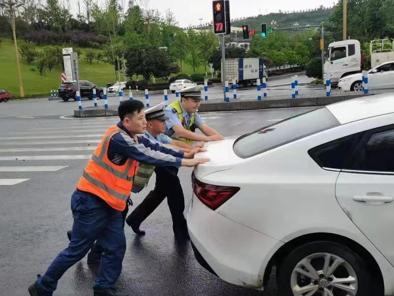 暴雨袭城|重庆江北区海尔路沿线积水交通受阻