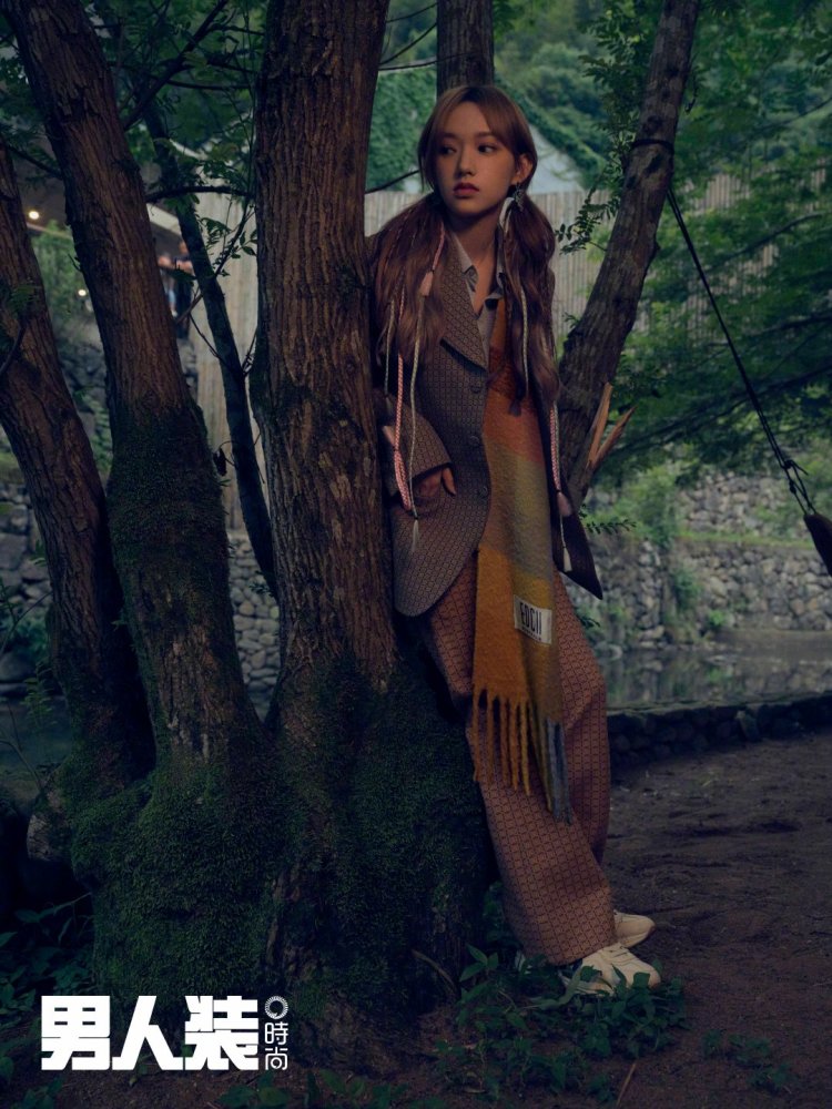 程潇《男人装》写真,化身为金发少女,神秘性感,时尚俏丽