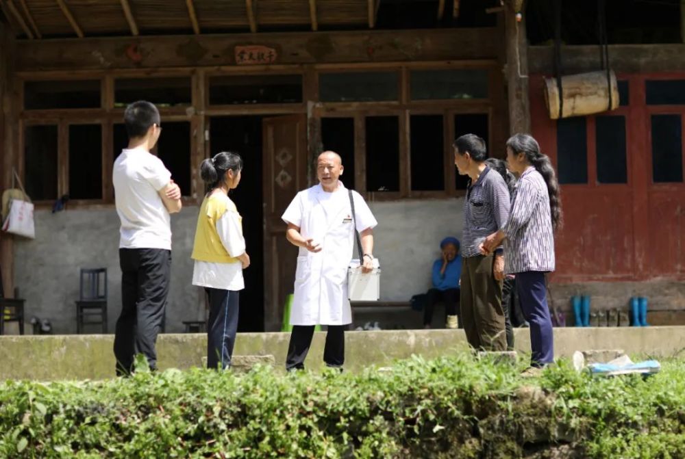 最美乡村医生绥阳70后村医守护村民健康30年