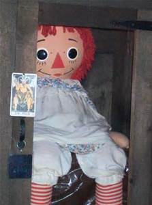 美国恐怖玩偶会攻击人的安娜贝尔娃娃