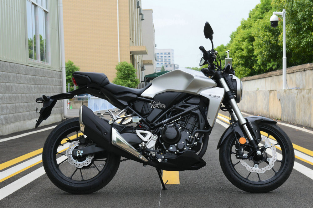 在小排量街车当中,能够与本田cb300r在外观上面相抗衡的车型屈指可数