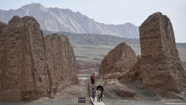 新疆:独库公路迎旅游旺季 催生特色经济带