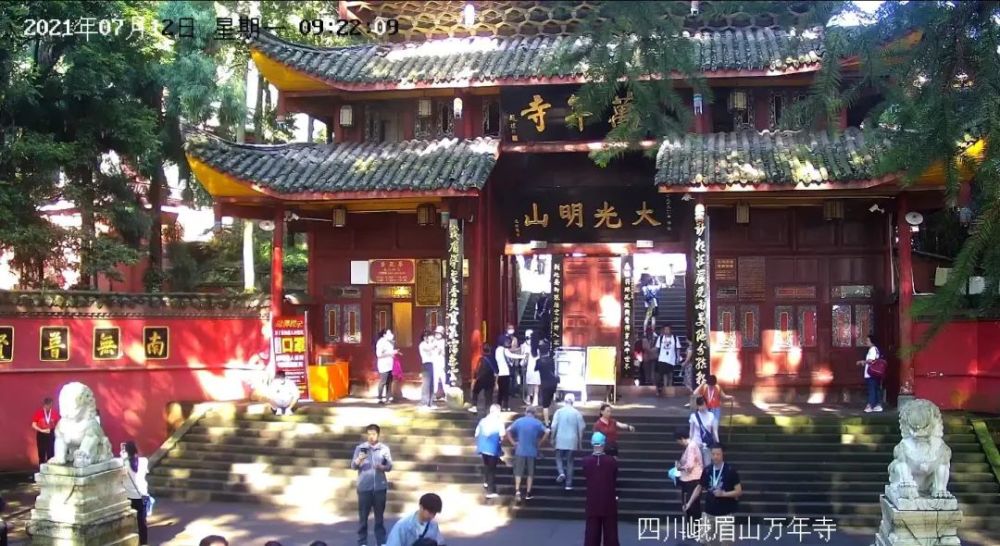 万年寺山门 树叶缝隙透下的光影绝美梦幻 清音平湖像镜子般倒映出