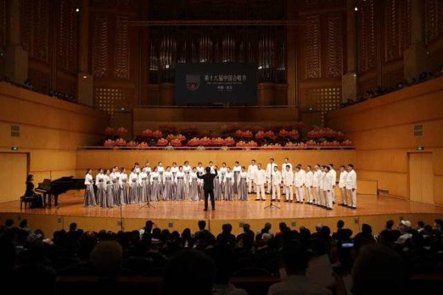 济宁市"仁之声"教师合唱团凭借精湛的演唱技巧,饱满的表演情绪,唯美的