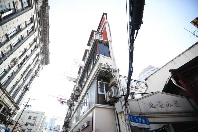 无锡小区内,在靠近宁波路上的"纸片楼"内,年近80岁的唐阿姨正在屋内