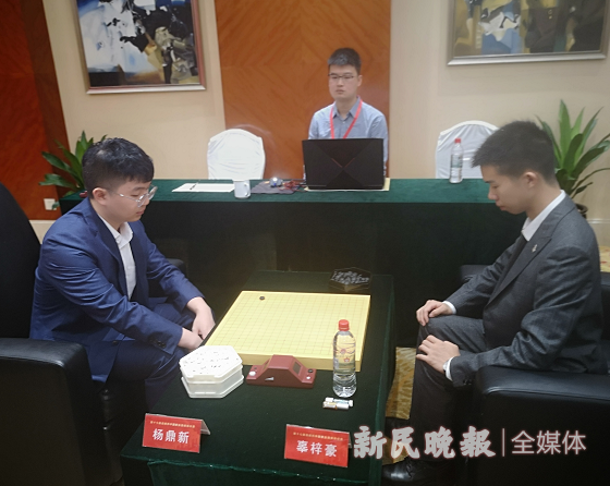 图说:杨鼎新对战辜梓豪 张建东 摄今天,第17届倡棋杯中国职业围棋锦标