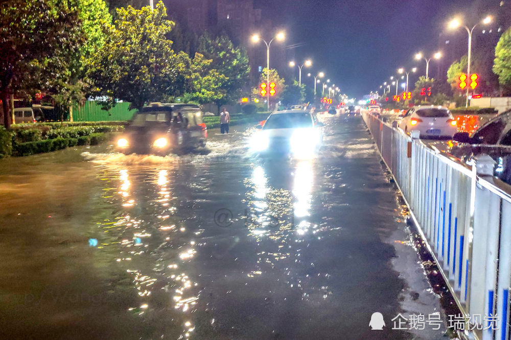 河南滑县暴雨后住宅小区路面塌陷车轮被陷影响上班