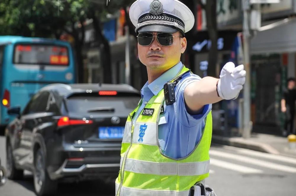 头顶骄阳,脚踩热浪,交警叔叔晒成了"焦警熟熟"!