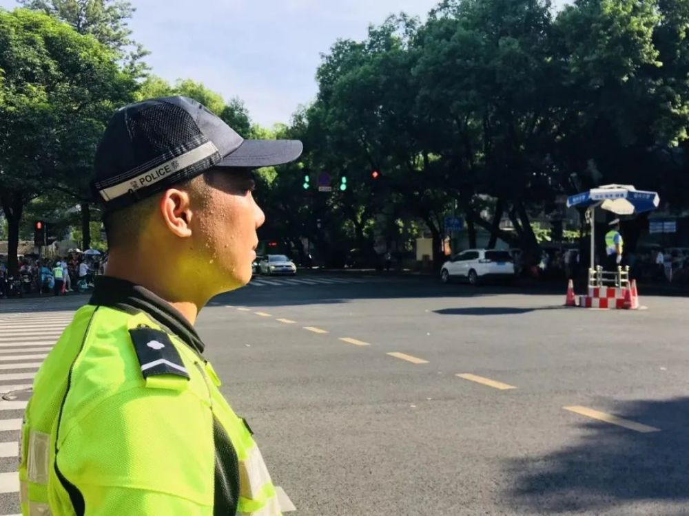 头顶骄阳,脚踩热浪,交警叔叔晒成了"焦警熟熟"!