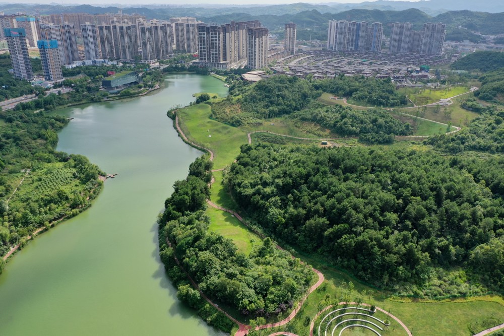 这是7月10日拍摄的贵阳市阅山湖公园(无人机照片.新华社记者 刘续 摄