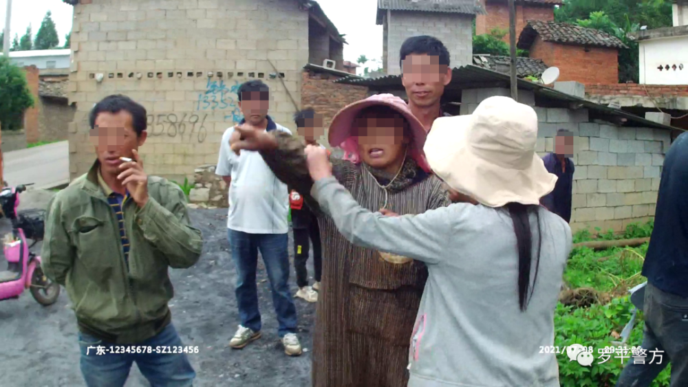 经查,当天,驾驶三轮摩托车的是李某,现年42岁,家住罗平县阿岗镇,持有