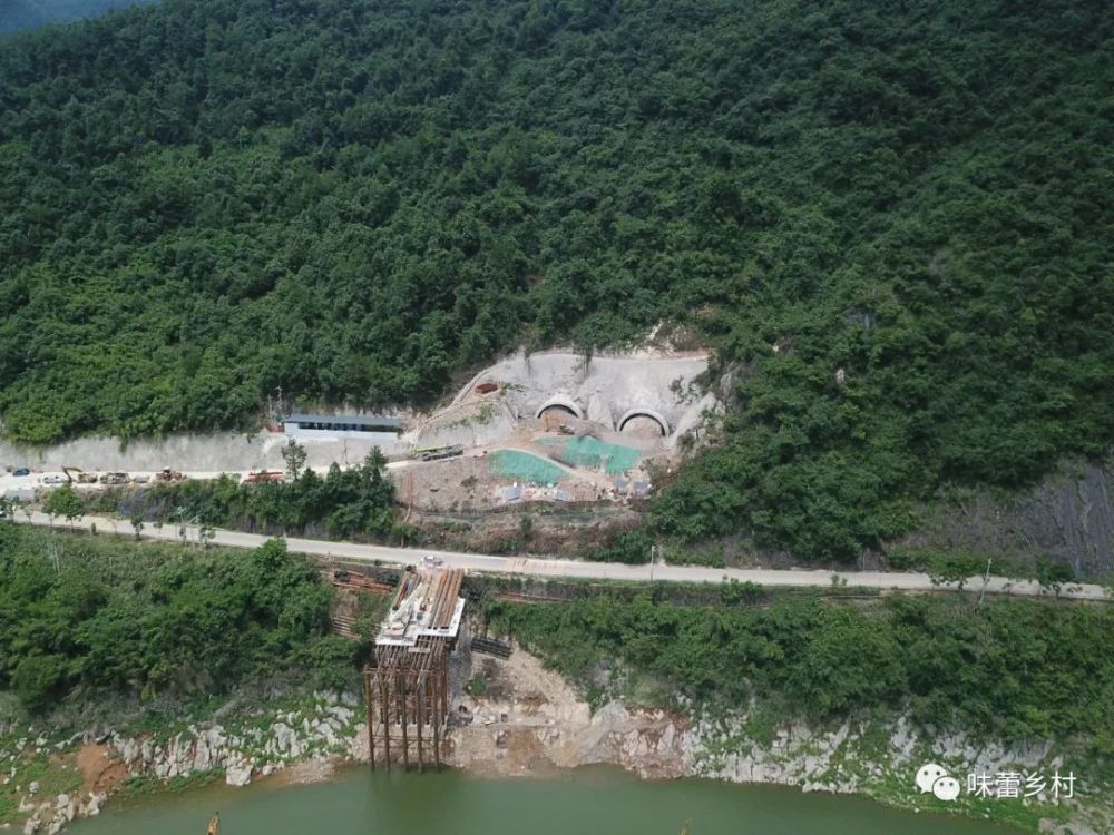 炉慈高速石门第四标段维新镇皂市水库特大桥施工现场