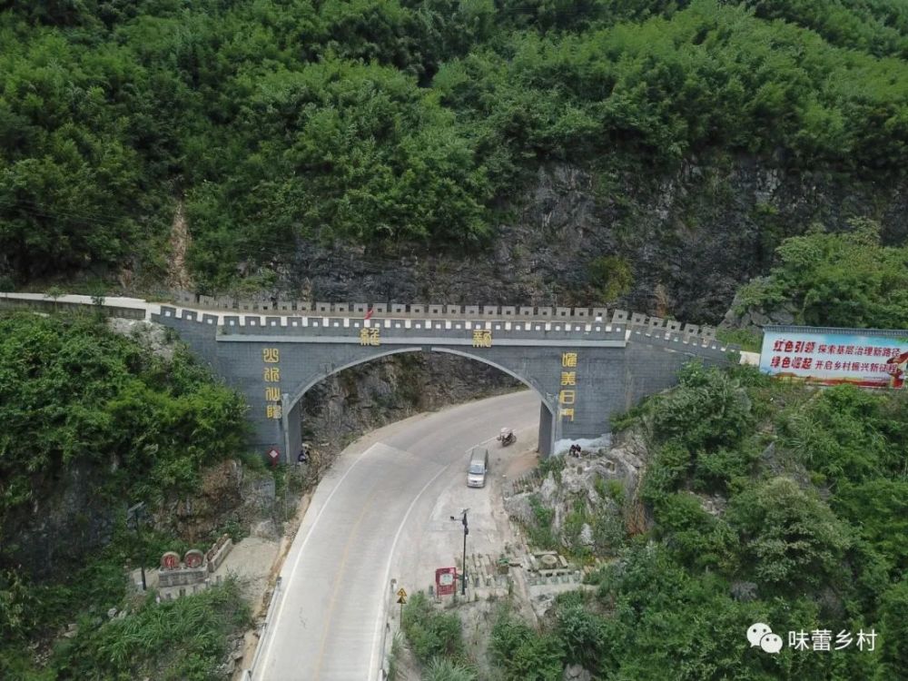炉慈高速石门第四标段维新镇皂市水库特大桥施工现场