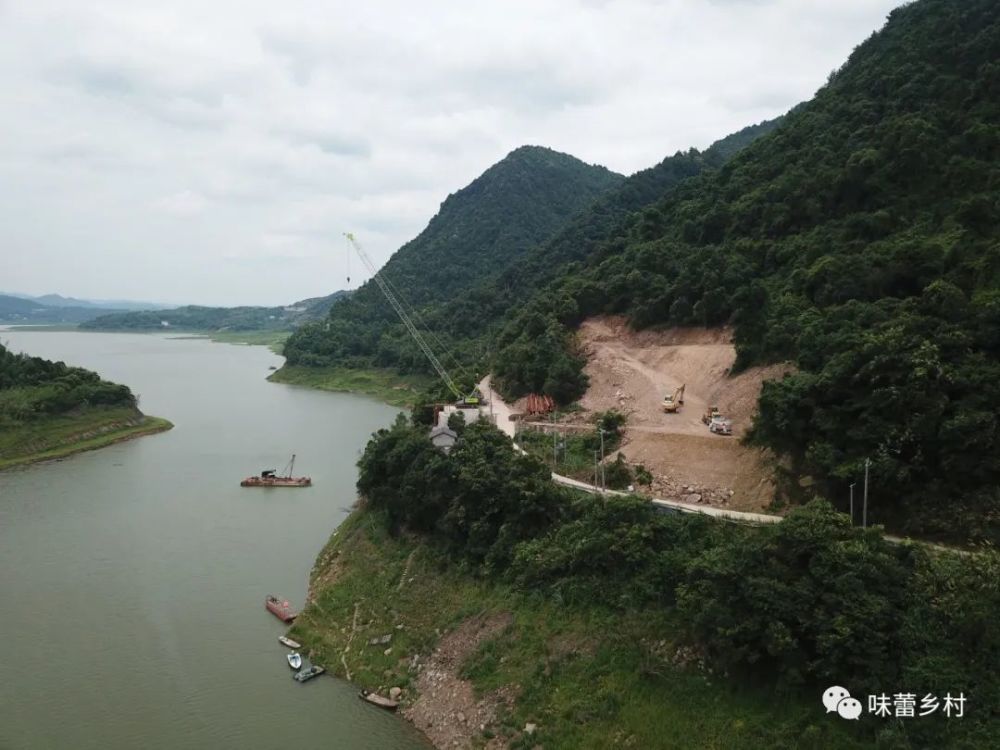 炉慈高速石门第四标段维新镇皂市水库特大桥施工现场