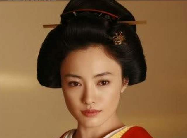 绘岛这个形象,是一个坚毅又沉稳的大女主形象.不得不说,导演很会选人.